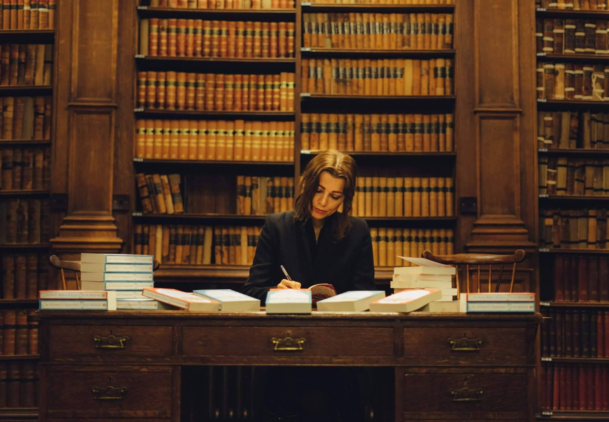 Scriitoarea Elif Shafak este acuzată de plagiat. Un tribunal turc a amendat-o cu 5.000 de euro