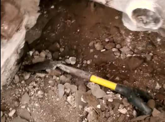 Descoperirea șocantă făcută de un instalator sub podeaua unei băi. A căutat înspăimântat pe Google