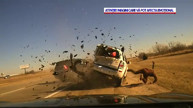 Un polițist a scăpat miraculos cu viață după ce mașina pe care o verifica a fost lovită în plin de un alt vehicul