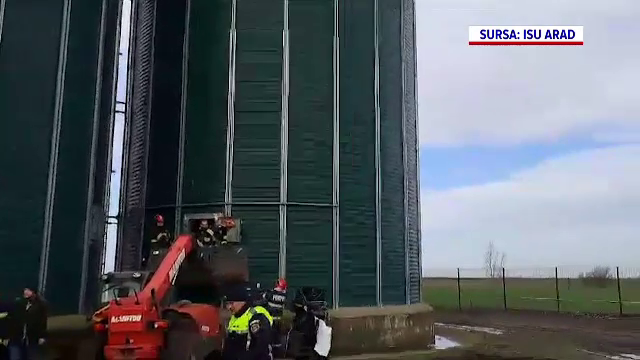 Accident grav de muncă în Arad. Un bărbat a fost desfigurat după ce a căzut de pe utilajul cu care lucra