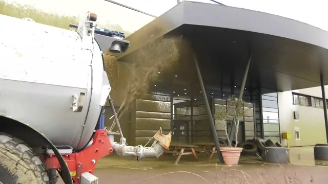 Protestele fermierilor francezi se extind în toată țara. Au blocat principalele autostrăzi cu baloți de fân și tractoare