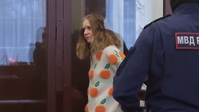 Tânăra care i-a înmânat o statuetă cu o bombă unui cunoscut blogger pro-Putin, condamnată la 27 de ani de închisoare