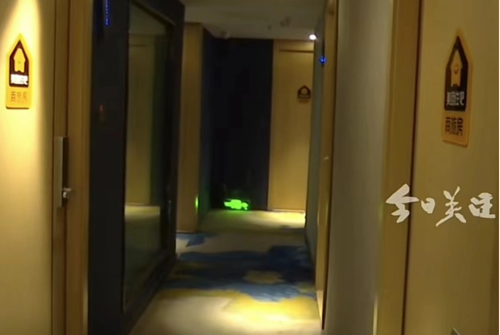 Un cuplu spune că menajera unui hotel i-a surprins dezbrăcați &icirc;n cameră. Ce au solicitat cei doi pentru a o ierta