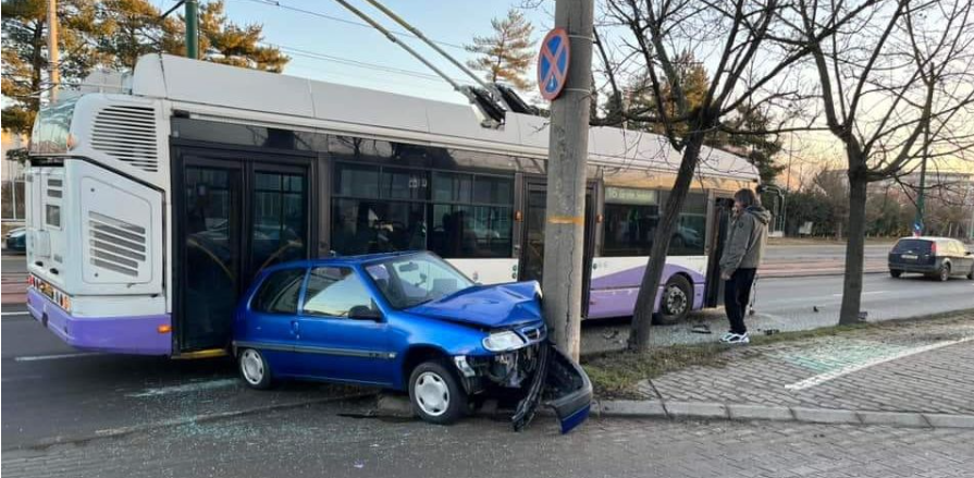O fetiţă de 4 ani şi mama sa, rănite după ce autobuzul în care se aflau a fost implicat într-un accident în Timișoara