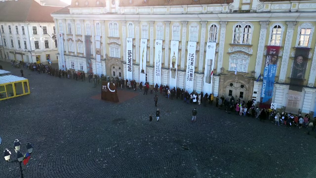 Cozi interminabile în ultimele zile ale a expoziţiei lui Constantin Brâncuși de la Timișoara