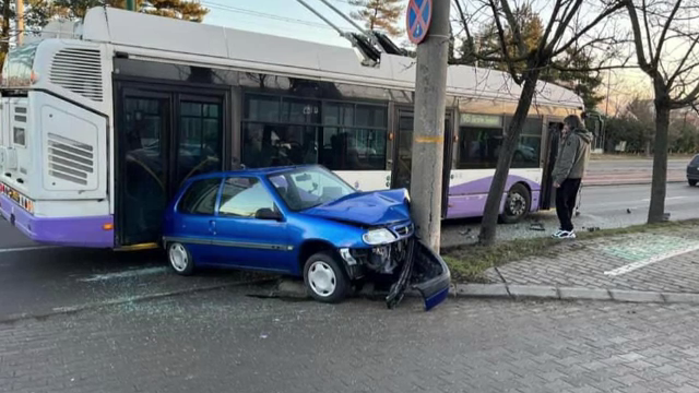 Momentul accidentului în care a fost implicat un troleibuz din Timișoara. Un șofer inconștient i-a tăiat calea