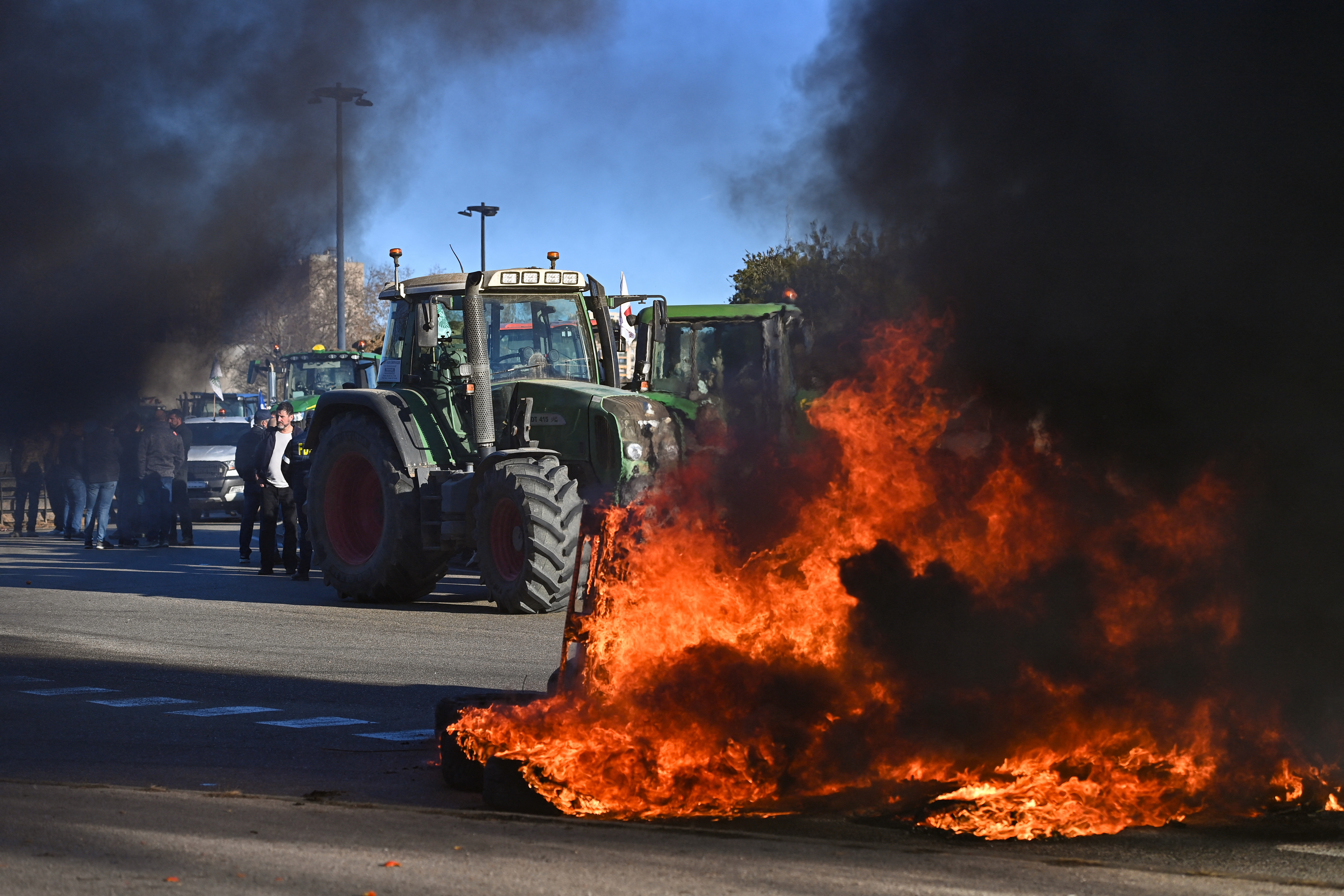 Zeci de agricultori au fost arestați la Paris, după ce au blocat Arcul de Triumf. Poliția a dispersat protestul rapid