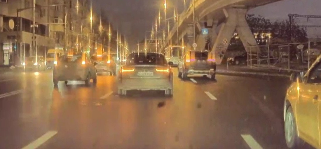 Un fragment din Pasajul Basarab a căzut pe o mașină. Incidentul, surprins de camera de bord