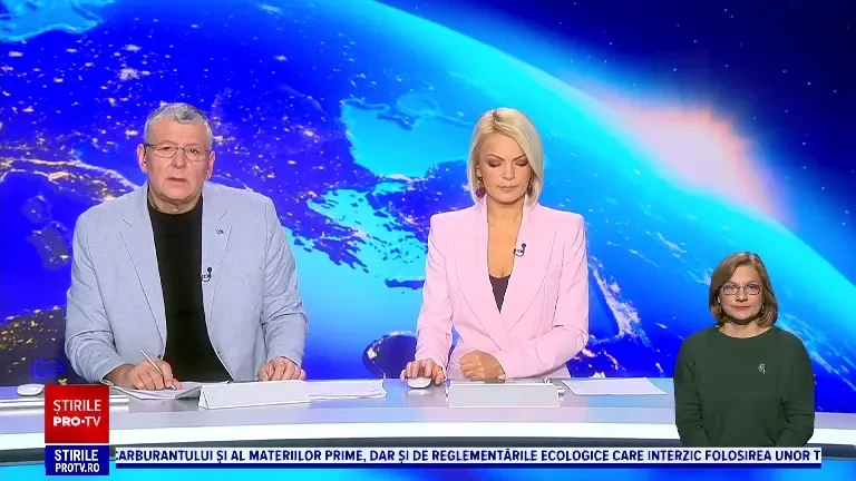 Un polițist a scăpat miraculos cu viață după ce mașina pe care o verifica a fost lovită în plin de un alt vehicul