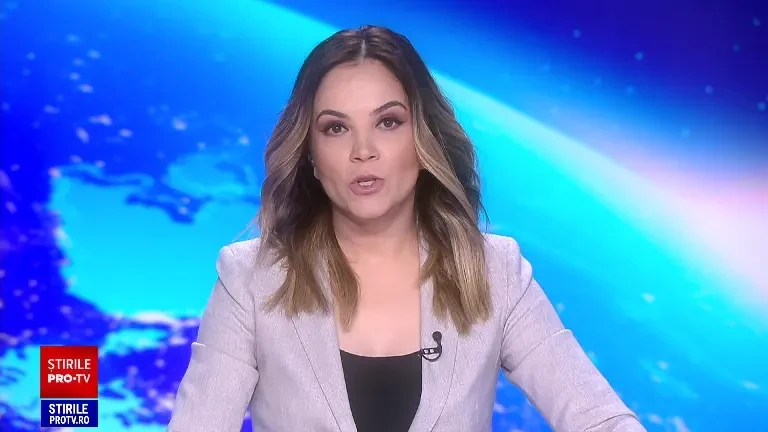 Un fragment din Pasajul Basarab a căzut pe o mașină. Incidentul, surprins de camera de bord