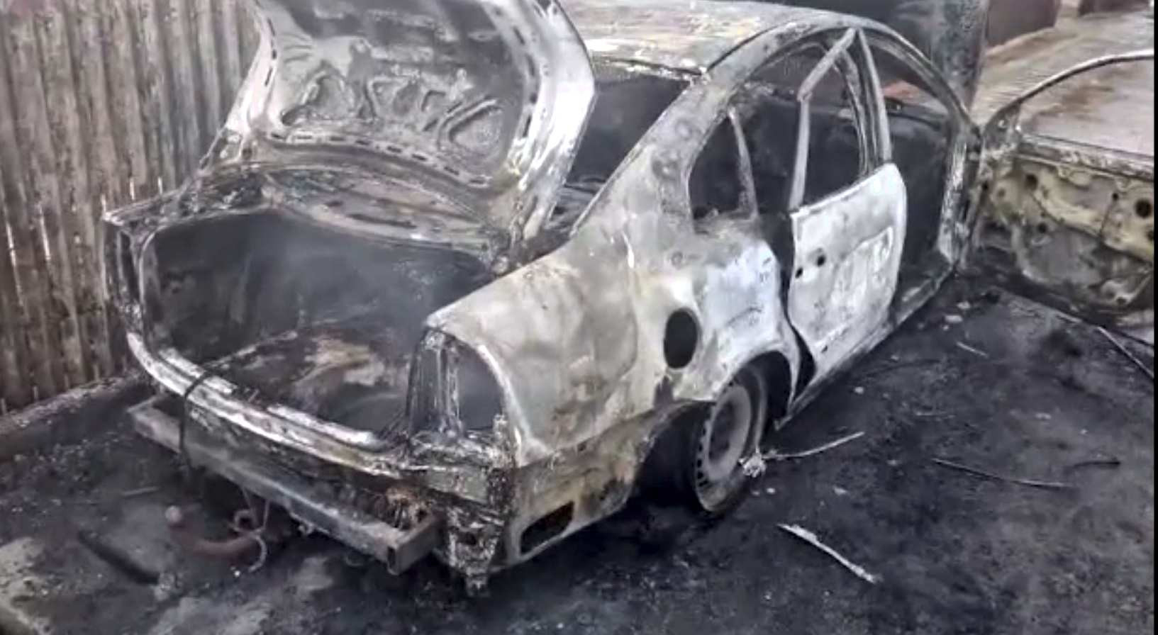 Individul care lovit și incendiat mașinile familiei a fost arestat. Era supărat că soția voia să divorțeze