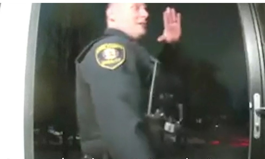 Caz hilar. Mâncare livrată de un polițist, după ce l-a arestat pe curier. Omul legii a devenit vedetă