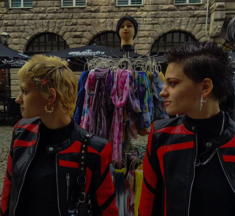 Furate și vândute la naștere, două surori s-au regăsit pe TikTok. Povestea incredibilă a gemenelor Amy și Ano