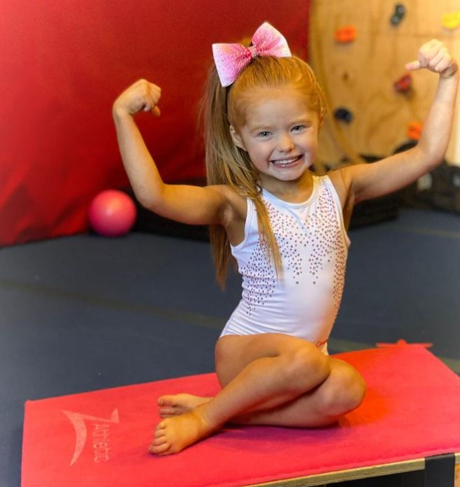 Cum arată fetița cu abdomen de fier. La doar șapte ani are „six-pack”. „E ca o cărămidă mică” | FOTO