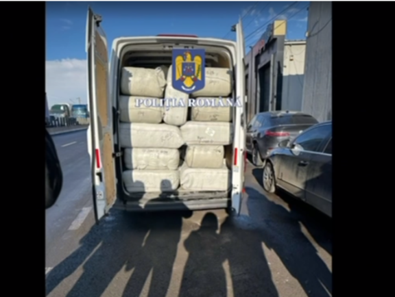 Schema prin care doi hoți dădeau spargeri în depozite de haine din Ilfov. Foloseau o dubă cu numere false de înmatriculare