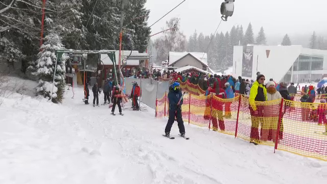 Poiana Brașov, plină de turiști care s-au bucurat de zăpadă. Au fost cozi uriașe la instalațiile de transport pe cablu