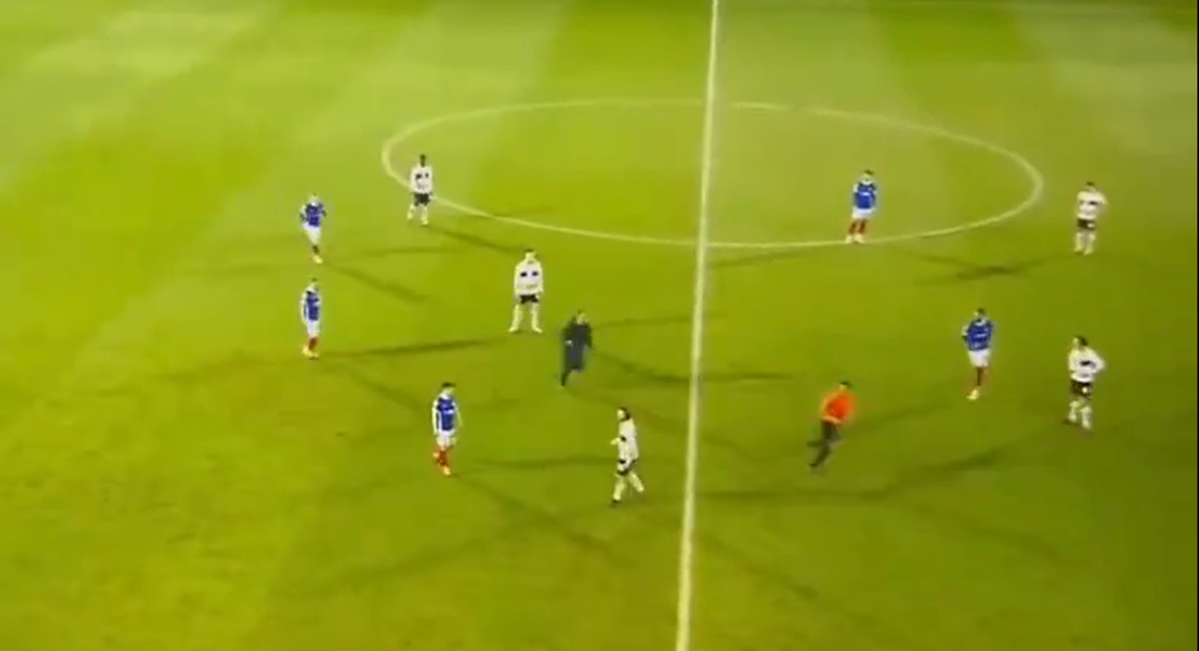 Haos în fotbalul din Anglia. Un suporter a intrat pe teren și l-a fugărit pe arbitru, după o decizie controversată | VIDEO