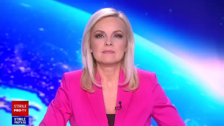 Momentul în care un pui de leu este plimbat într-o limuzină decapotabilă. Ce riscă proprietara felinei | VIDEO VIRAL