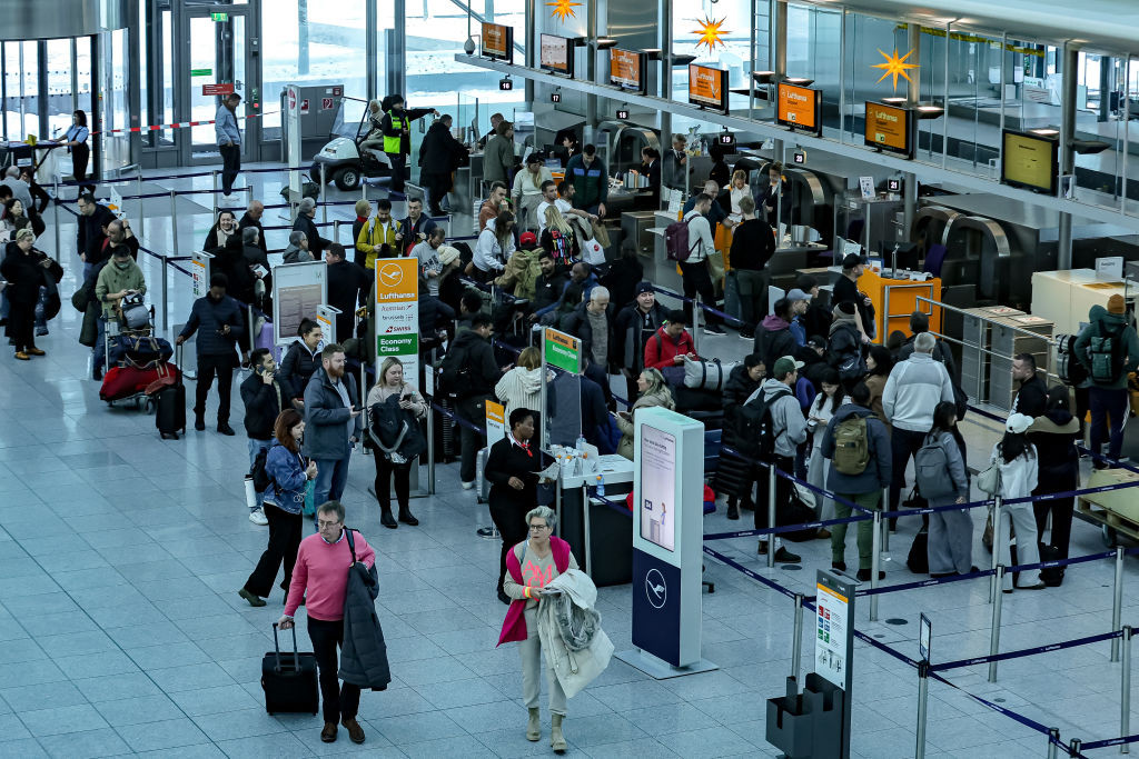 Un bărbat venit să se vadă cu o femeie cunoscută pe internet a fost arestat pe aeroport. Ce au descoperit polițiștii | FOTO