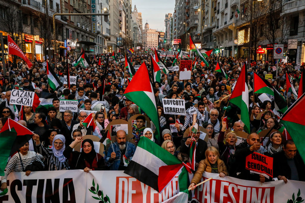 Madrid: Protest de amploare împotriva ”genocidului” din Fâşia Gaza. ”Israelul asasinează, UE sponsorizează” | FOTO