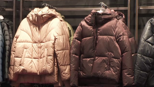 Hainele groase de iarnă, tot mai căutate. Frigul din ultimele zile i-a împins pe oameni spre magazine