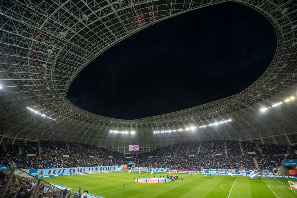 Meciul Universitatea Craiova - FCSB, întrerupt după ce un fan a suferit un accident în tribună. A fost nevoie de ambulanță