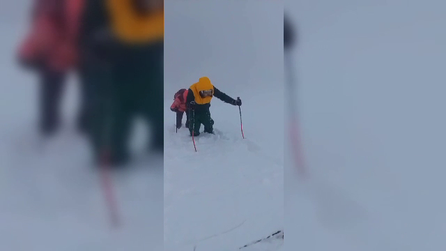 Cinci turiști au fost salvați de salvamontiști, după ce s-au rătăcit pe Muntele Mic. Misiunea, îngreunată de condiițile meteo