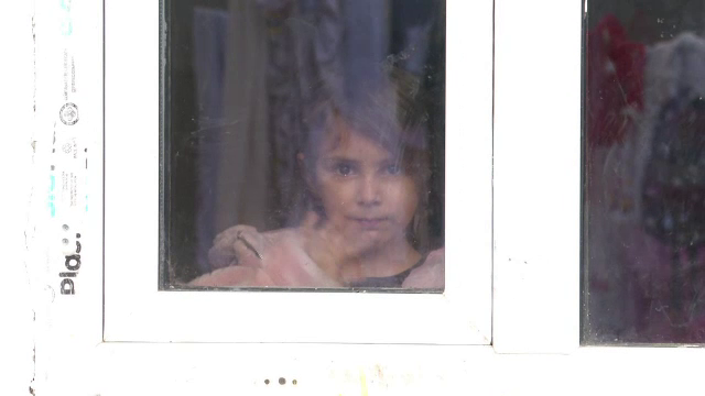 O familie cu nouă copii din Iași nu are bani de lemne și hrană. Iarna, stau într-o singură cameră. „Să am ce le pune pe masă”