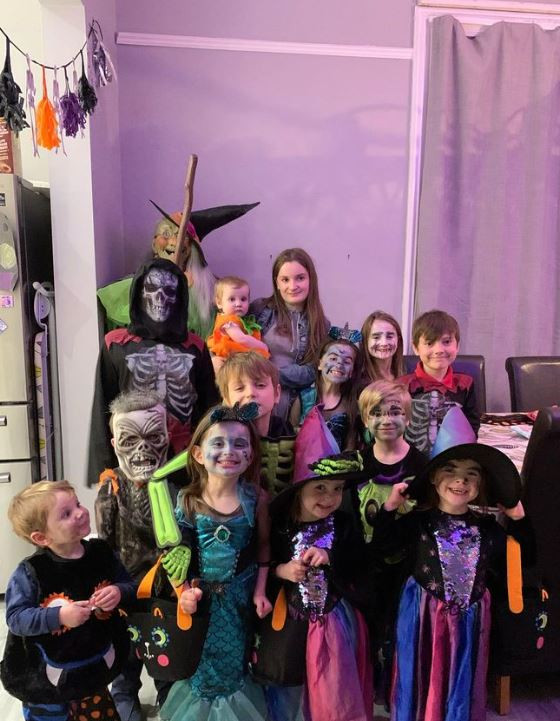 Povestea unui cuplu din Marea Britanie care are 22 de copii. Ea a rămas însărcinată pentru prima oară când avea 14 ani | FOTO