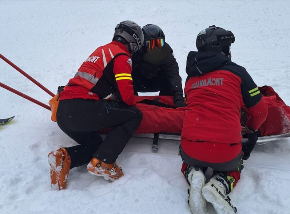 Trei olandezi au fost surprinşi de avalanşă în Munţii Ţarcu. Unul dintre ei a murit