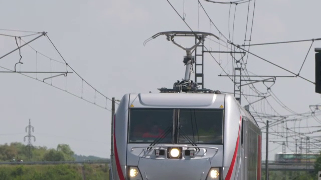 România cumpără locomotive noi, deși nu a fost inaugurat nici măcar un kilometru de cale ferată reabilitată