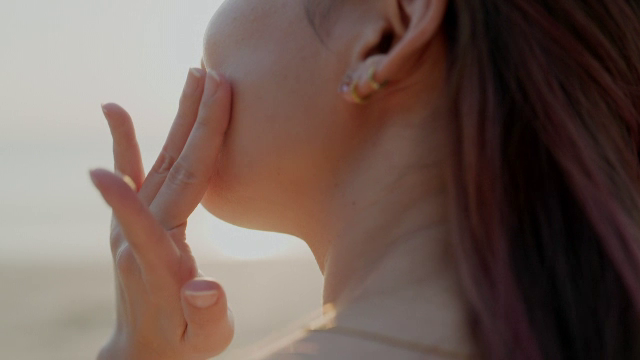 „Efecte devastatoare”. Dermatologii sunt îngrijorați că tot mai mulți copii sub 14 ani folosesc produse cosmetice