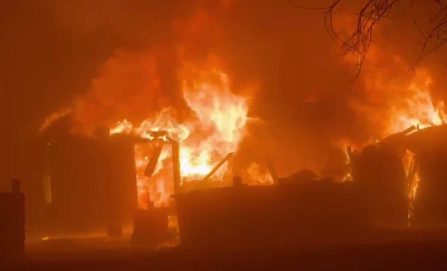 O cabană a fost distrusă de un incendiu în Prahova. Pompierii au intervenit cu 3 autospeciale