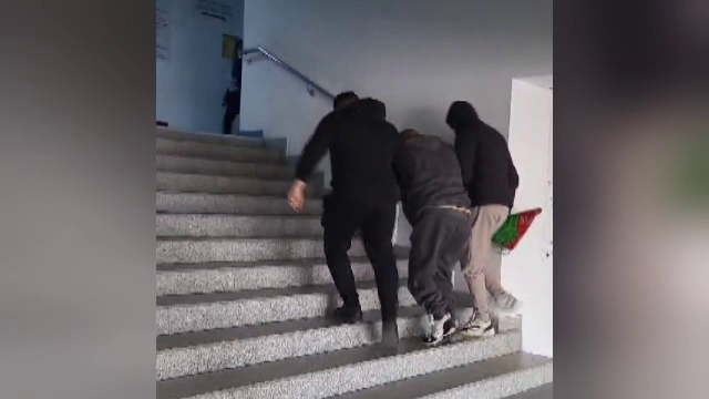 Rampa pentru persoanele cu dizabilități de la Spitalul Județean din Craiova, stricată. Pacienții urcă scările ajutați de rude