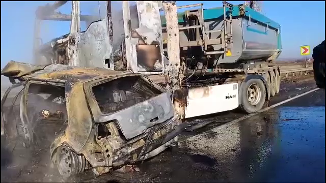 O mașină a luat foc după un accident grav, în Galați. Doi tineri de 16 și 21 de ani au murit carbonizați