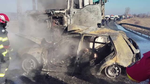 Doi tineri din Galați au murit într-o mașină cuprinsă de flăcări, după un accident. Șoferul avea permis de 3 luni