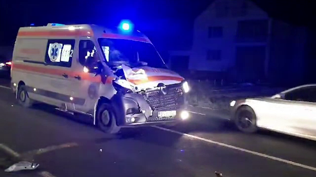 Un bărbat din Bistrița a murit după ce a fost lovit în plin de o ambulanță, după ce a trecut strada prin loc nepermis