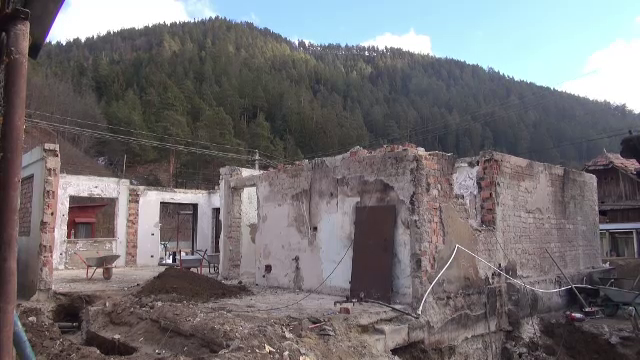 O familie cu patru copii din Bacău a rămas pe drumuri după un incendiu devastator