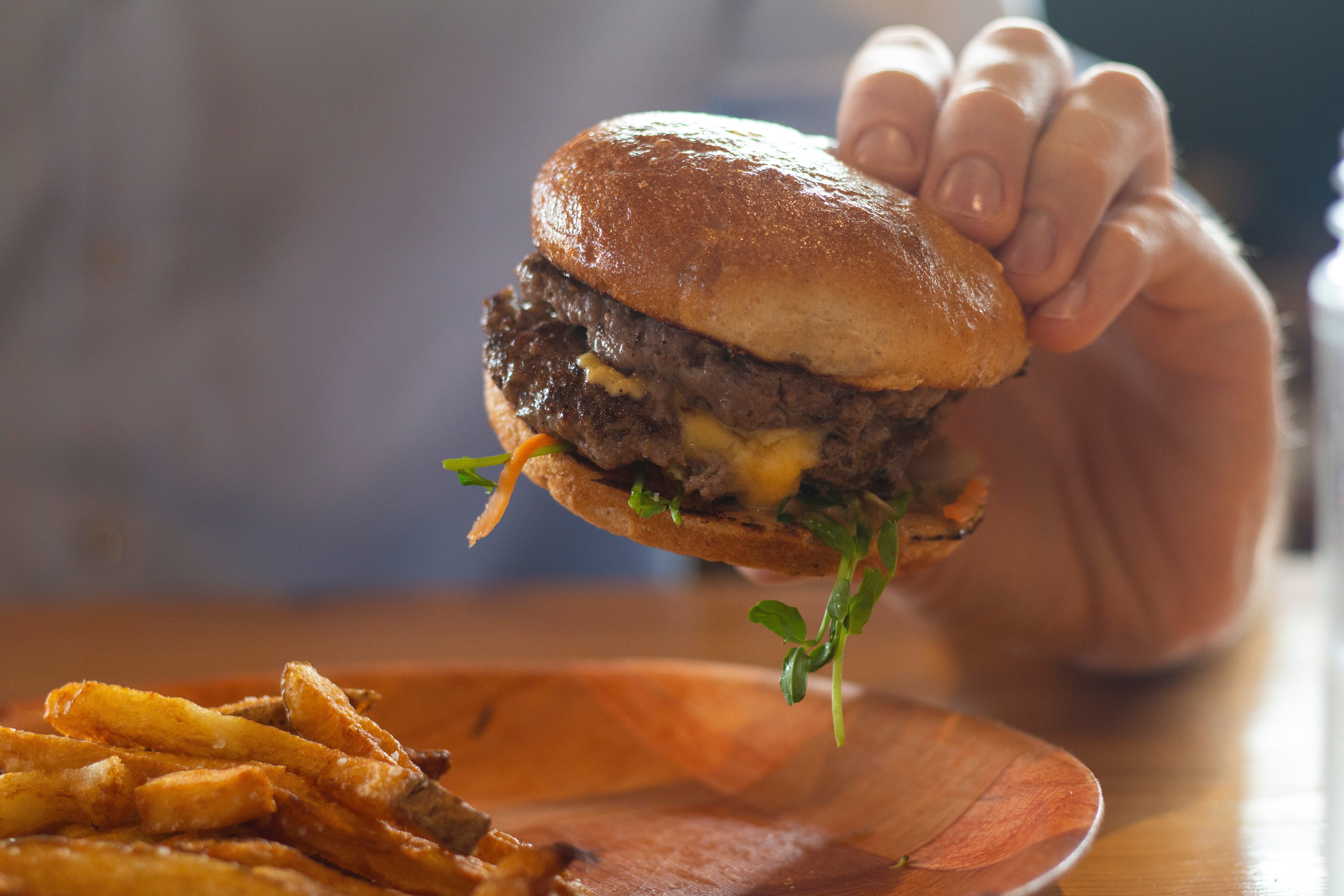 Cum a reușit un bărbat să mănânce la cel puțin 127 de restaurante fără să plătească. Gestul care l-a dat de gol