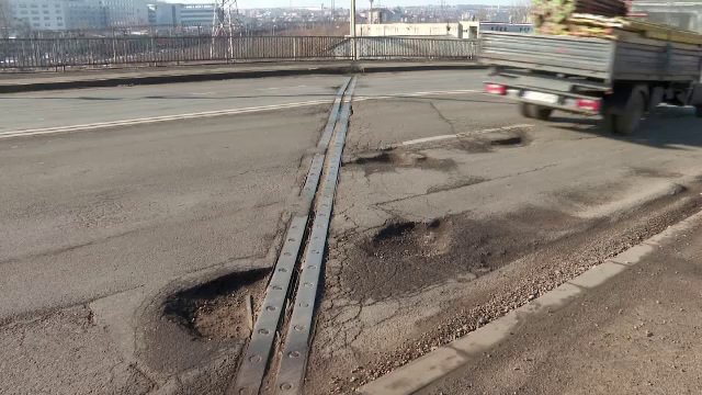 Odată cu topirea zăpezii zeci de cratere au apărut pe drumuri. Cum pot șoferii să obțină despăgubiri