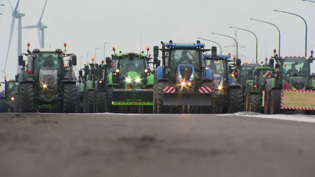 Fermierii francezi au luat cu asalt Parisul: „Nu moare nimeni de foame în capitală”. Șoferii români, direct afectați