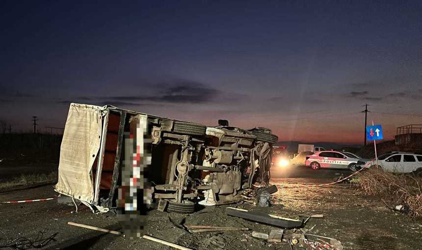 Accident între o dubiţă şi un autoturism pe DN 52. Un tânăr a murit şi alte patru persoane au fost transportate la spital