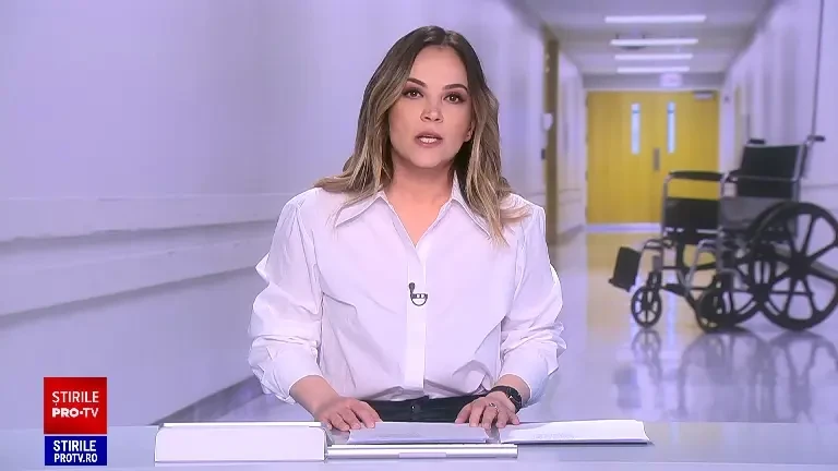 Rampa pentru persoanele cu dizabilități de la Spitalul Județean din Craiova, stricată. Pacienții urcă scările ajutați de rude