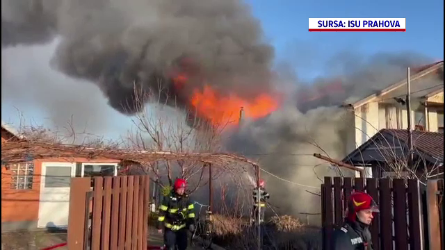 Incendiu devastator într-o localitate din Prahova. O femeie a ajuns la spital după ce și-a văzut casa în flăcări