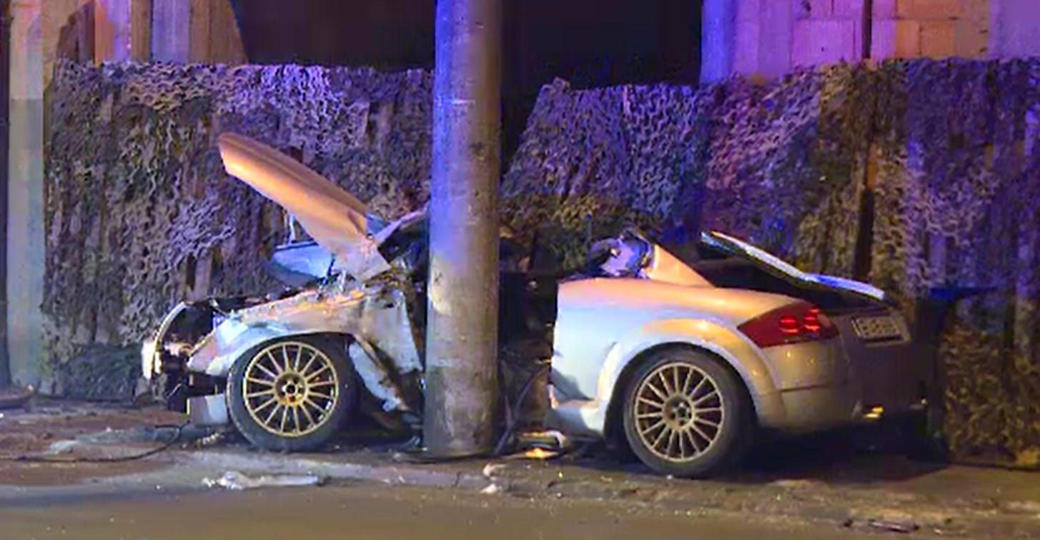Un șofer de 18 a murit pe Șoseaua Antiaeriană, după ce a ajuns cu mașina într-un stâlp. Autoturismul aproape s-a rupt în două