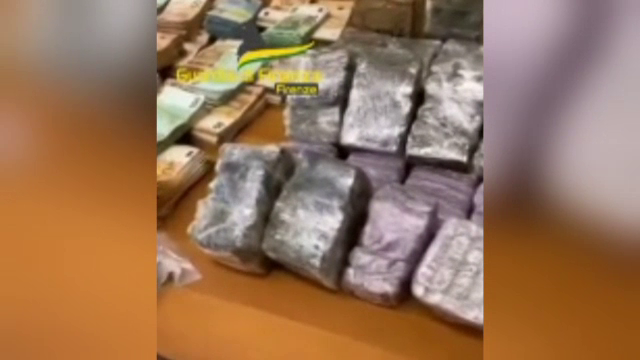 Români și albanezi prinși cu peste 100 de kg de droguri în Italia. Polițiștii au găsit și o sump uriașă de bani