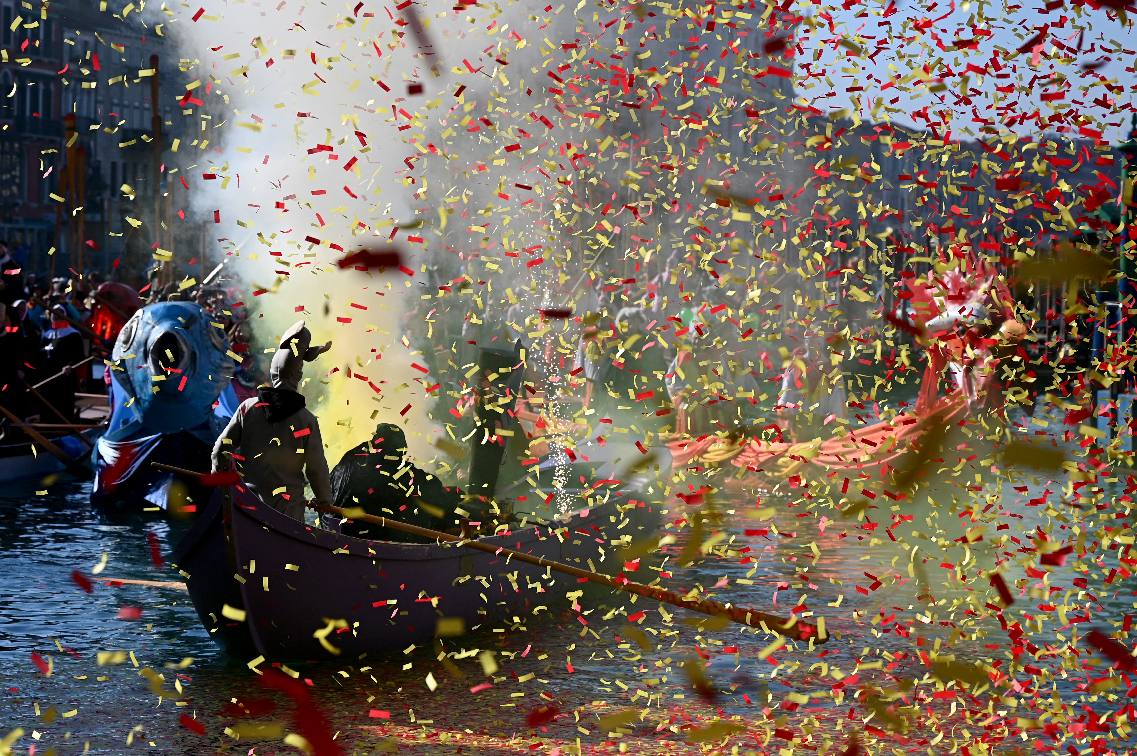 Petrecăreţii din Veneţia se bucură de ultimul carnaval înainte de taxa impusă turiştilor de o zi. FOTO + VIDEO