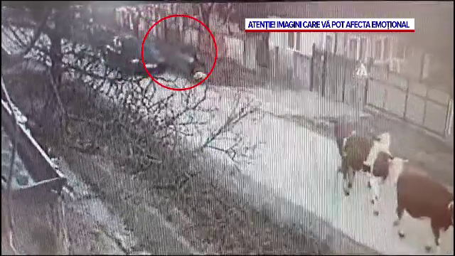 Nervos după un conflict mai vechi, un bărbat și-a lovit vecinul cu mașina, care avea un copil mic în brațe. VIDEO cu momentul