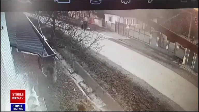 Momentul în care un bărbat care își ținea copilul în brațe a fost spulberat de o mașină. Cine era la volan. VIDEO