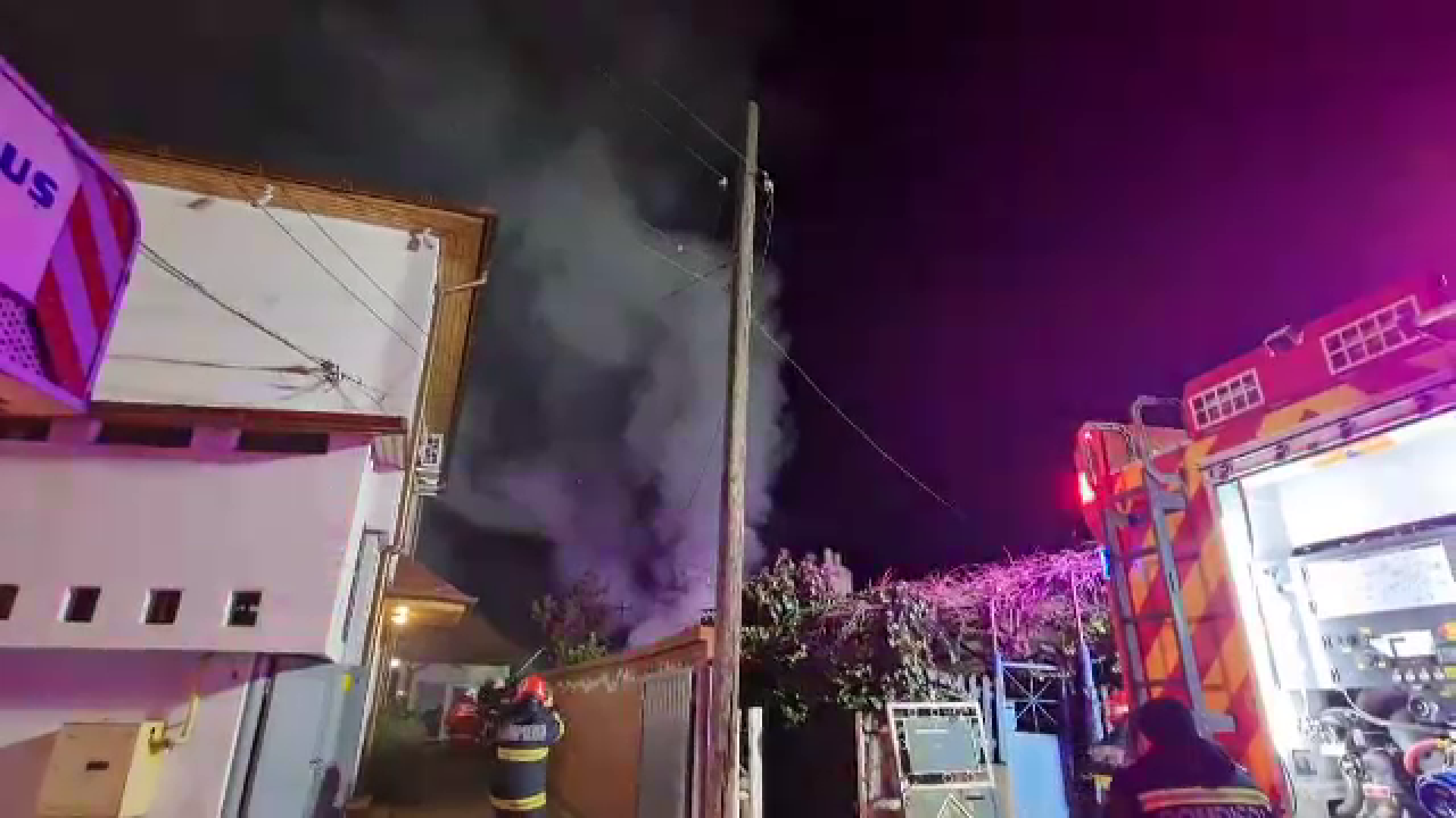 Un incendiu puternic a mistuit o casă din Constanța. Un bărbat a fost dus la spital cu arsuri